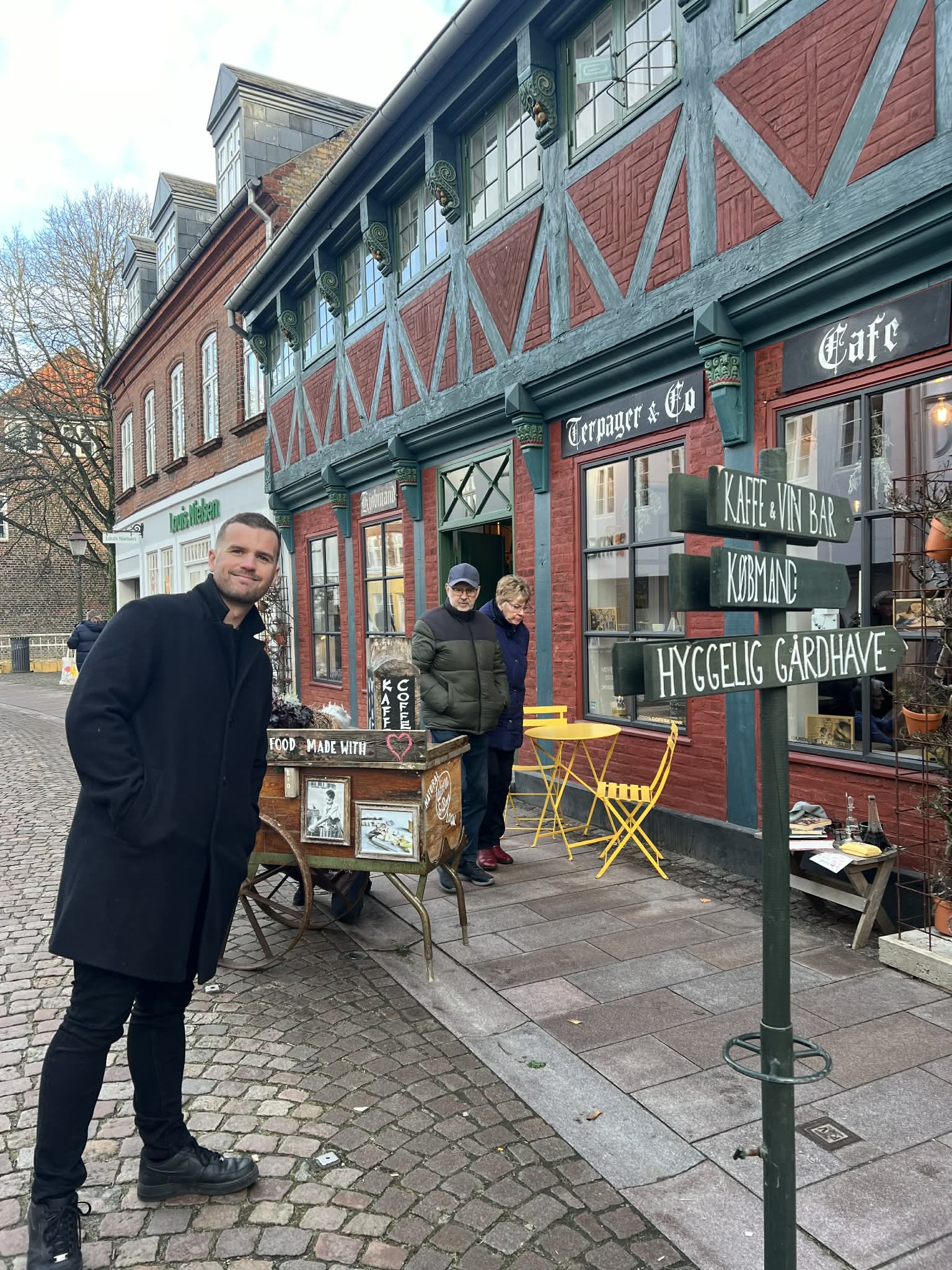 Halfdan Harring arbejder som fullstack udvikler på café i København