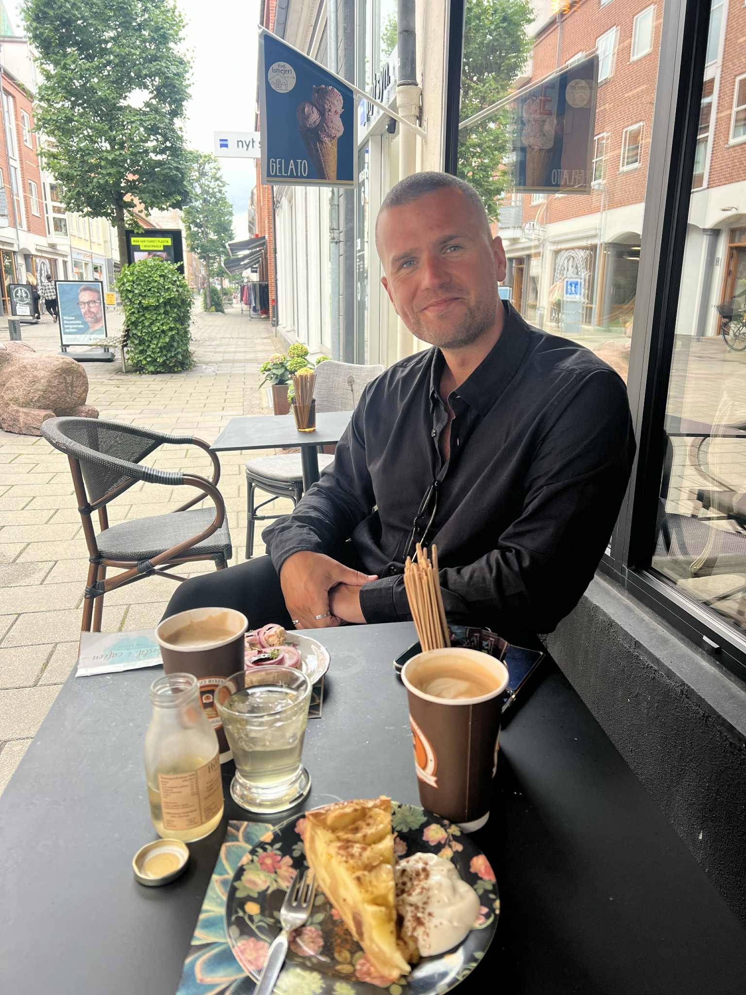 Halfdan arbejder som softwareudvikler på café i København